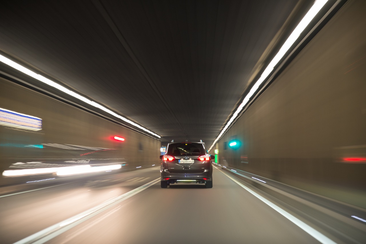 駕馭車輛的方向掌控，確保行駛中的方向穩(wěn)定性秘籍
