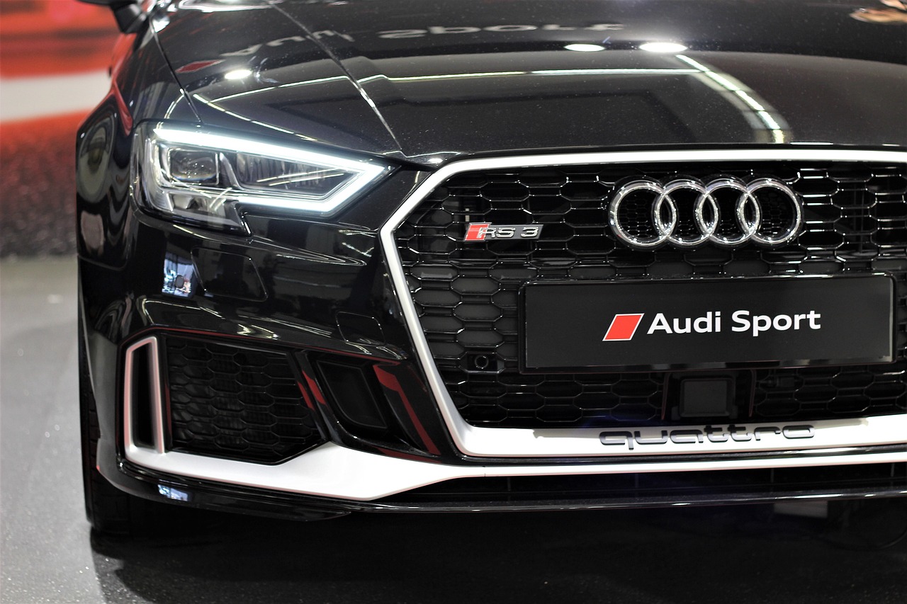 奧迪Quattro獨特兩邊車標，象征設計與品牌精神的完美融合