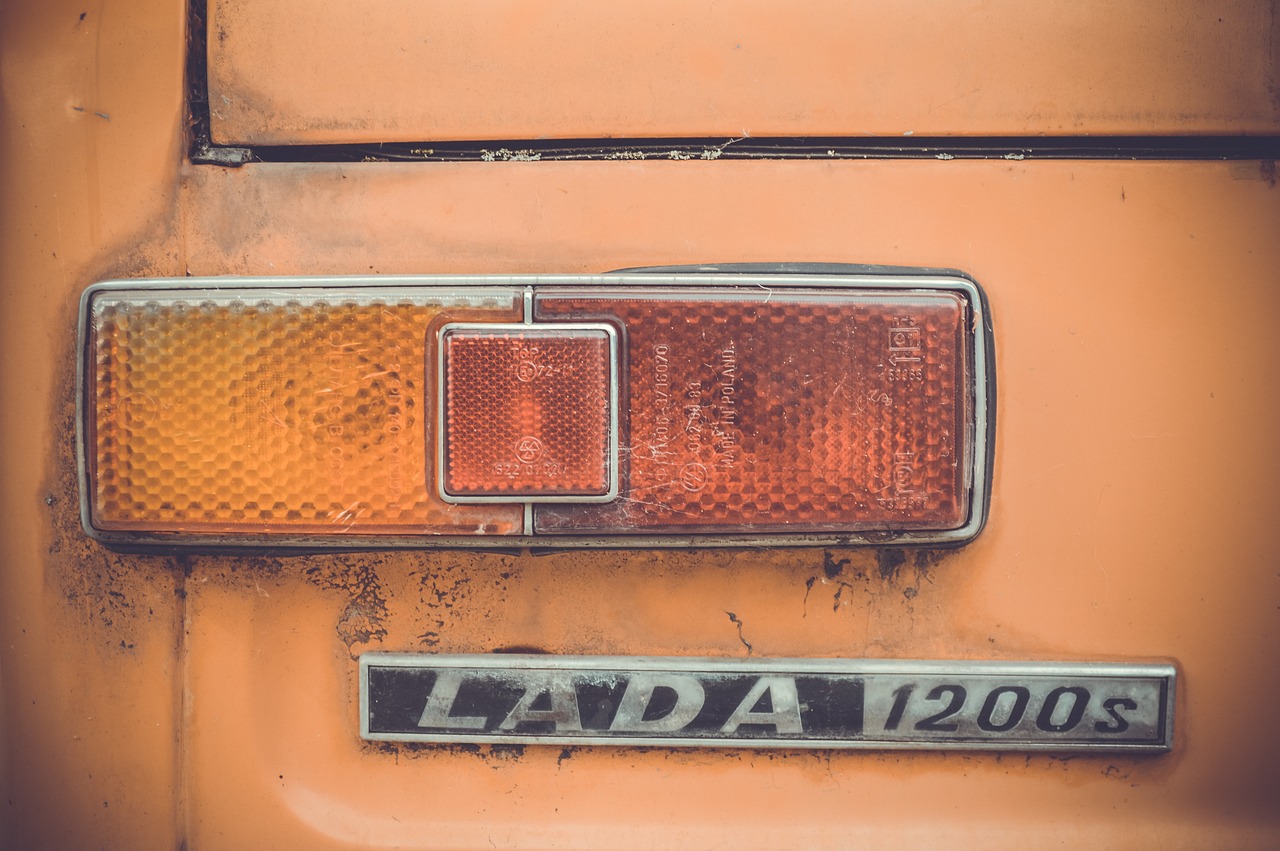 汽車尾燈設(shè)計解析，轉(zhuǎn)向燈功能與車型特點(diǎn)探討